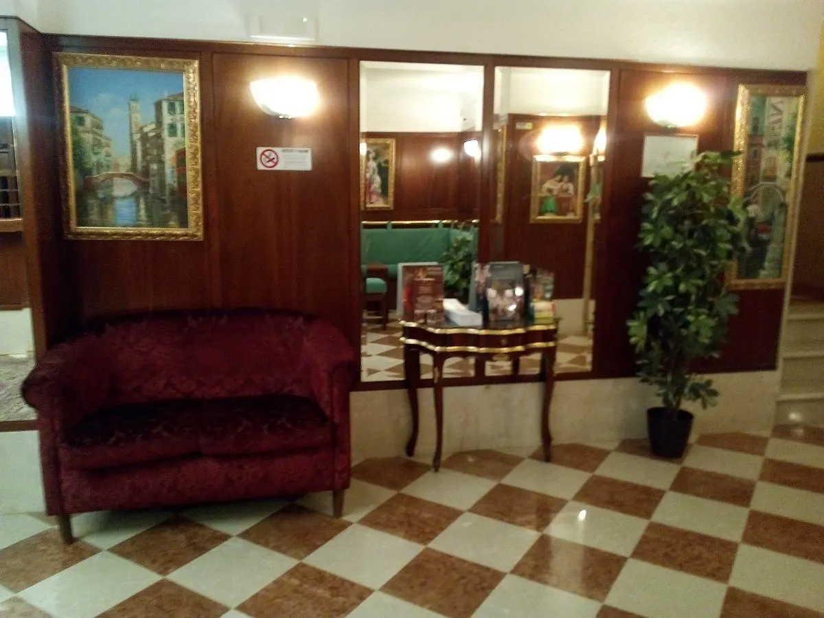 Hotel Diana Venecia 3*,